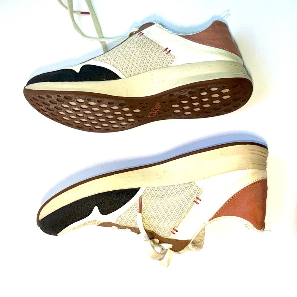 Taos Footwear Direction Sneaker in the "Beige/Rosette Multi" colorway - Picture 4 of 6